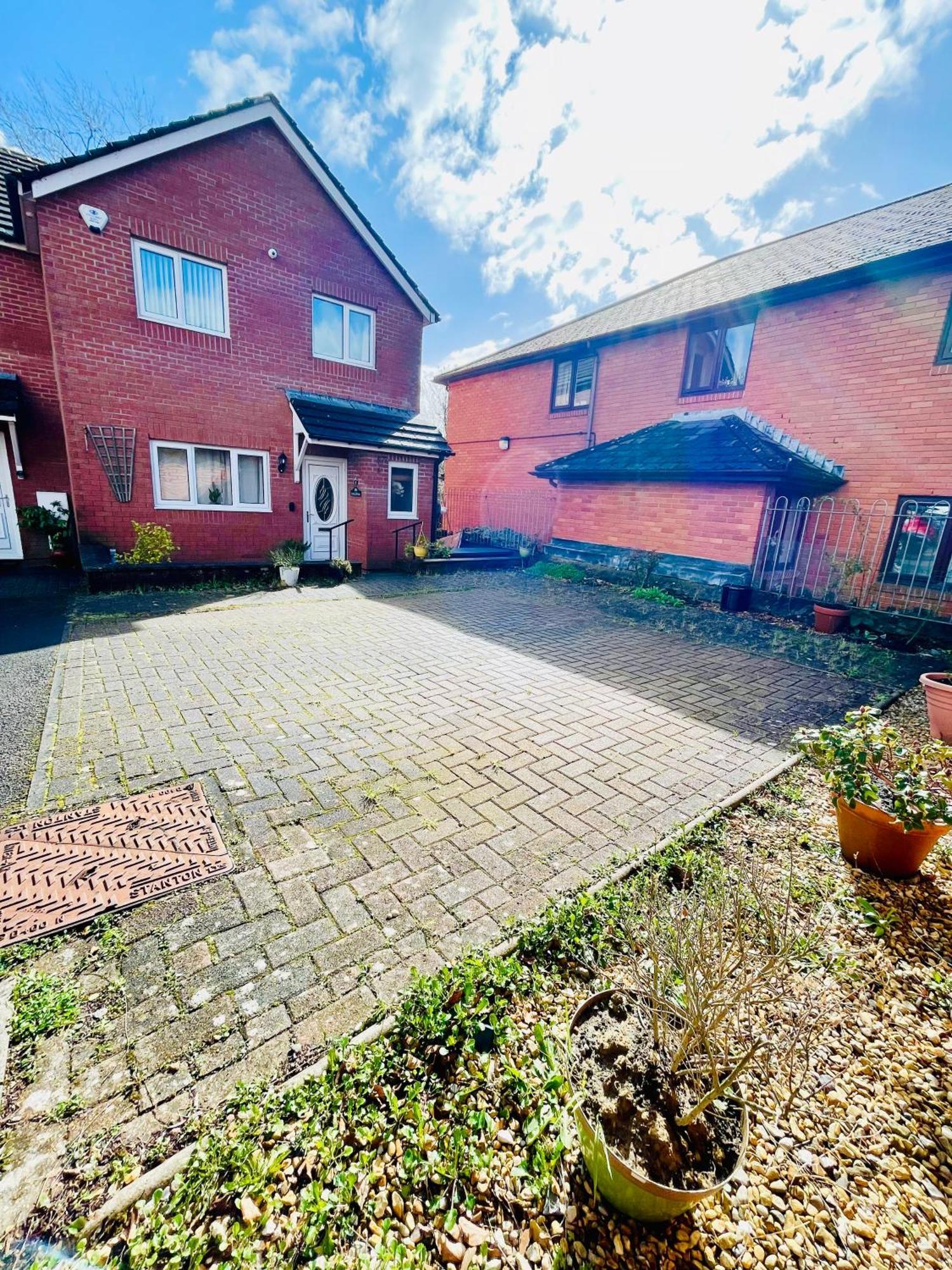 Tanglewood Close, 3 Bedroom House, With Private Parking, *