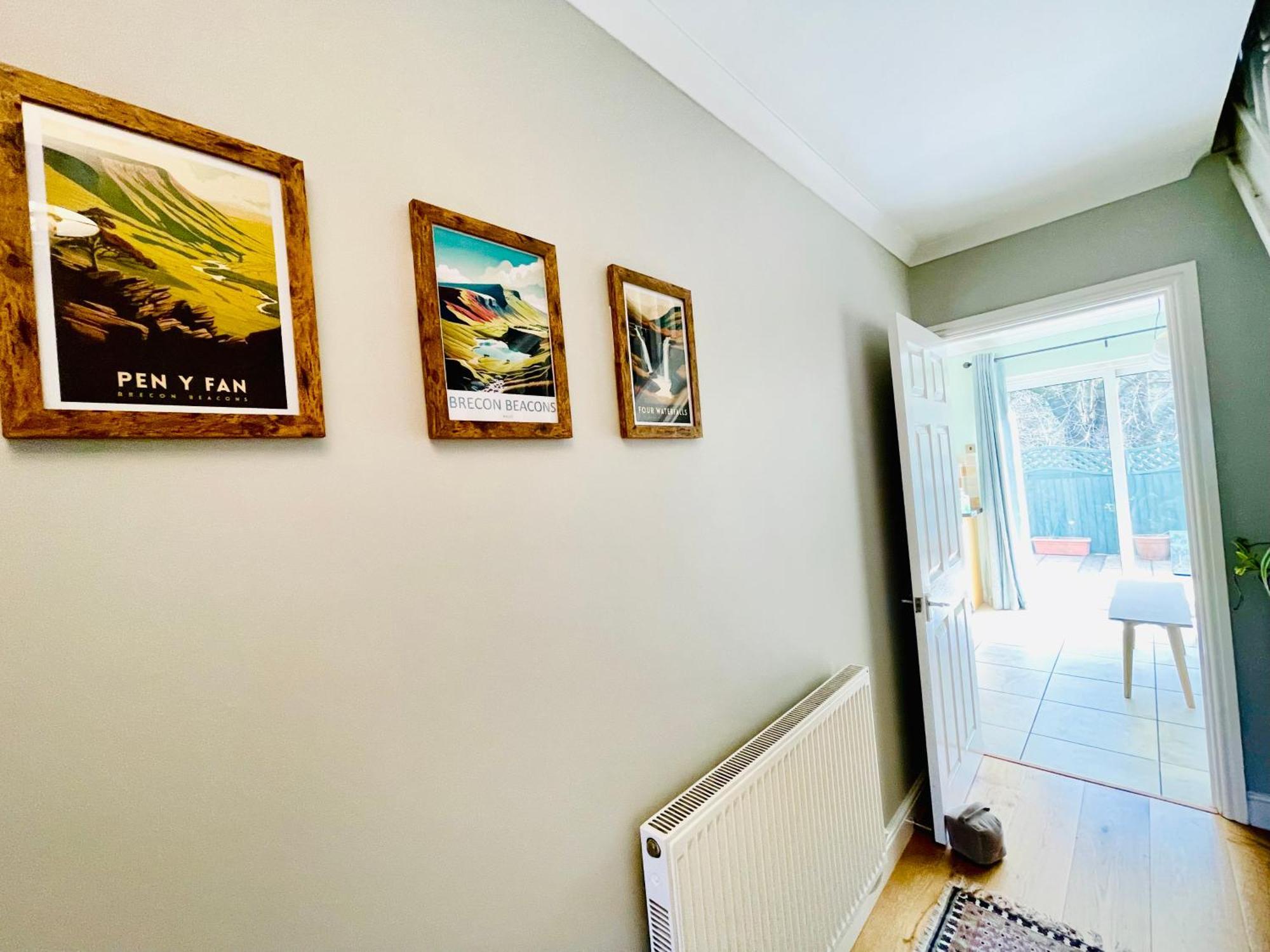 Tanglewood Close, 3 Bedroom House, With Private Parking, Holiday home *
