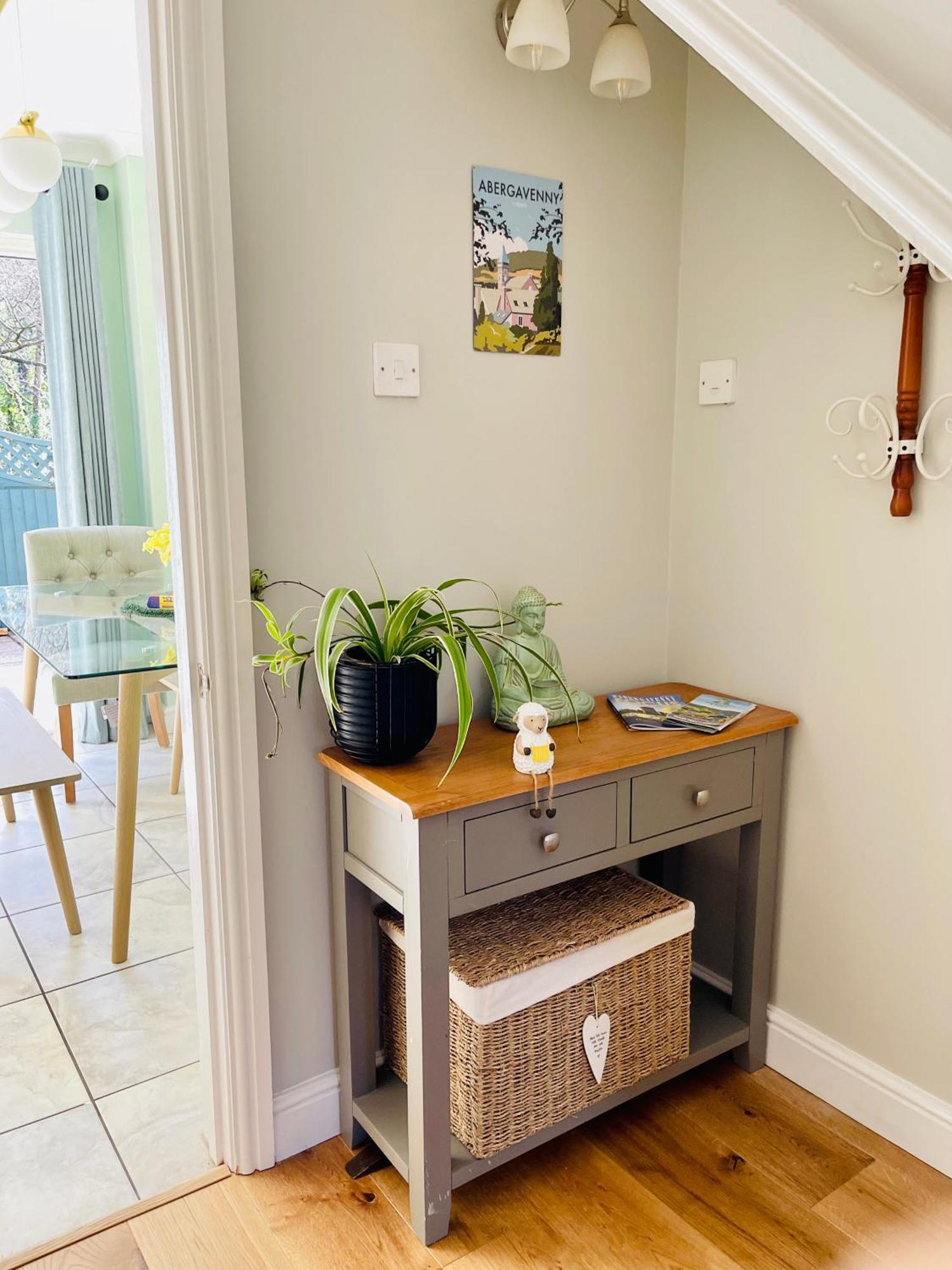 Tanglewood Close, 3 Bedroom House, With Private Parking, Holiday home Abergavenny