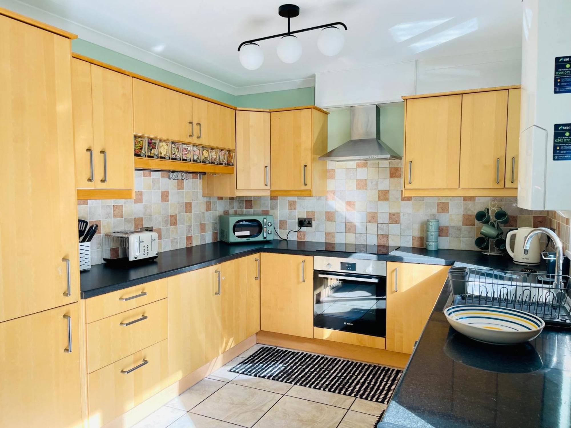 Tanglewood Close, 3 Bedroom House, With Private Parking, *