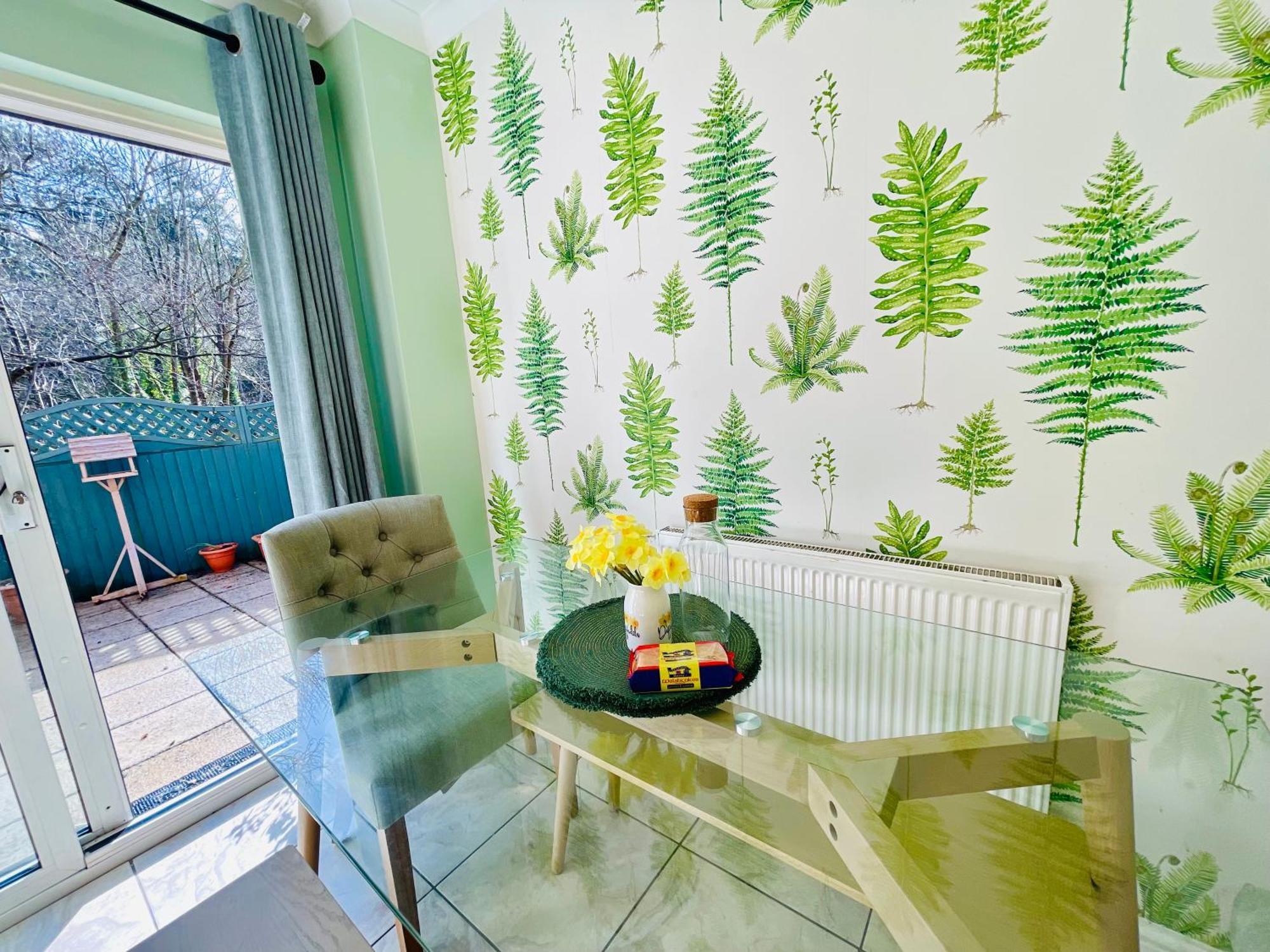 Tanglewood Close, 3 Bedroom House, With Private Parking,