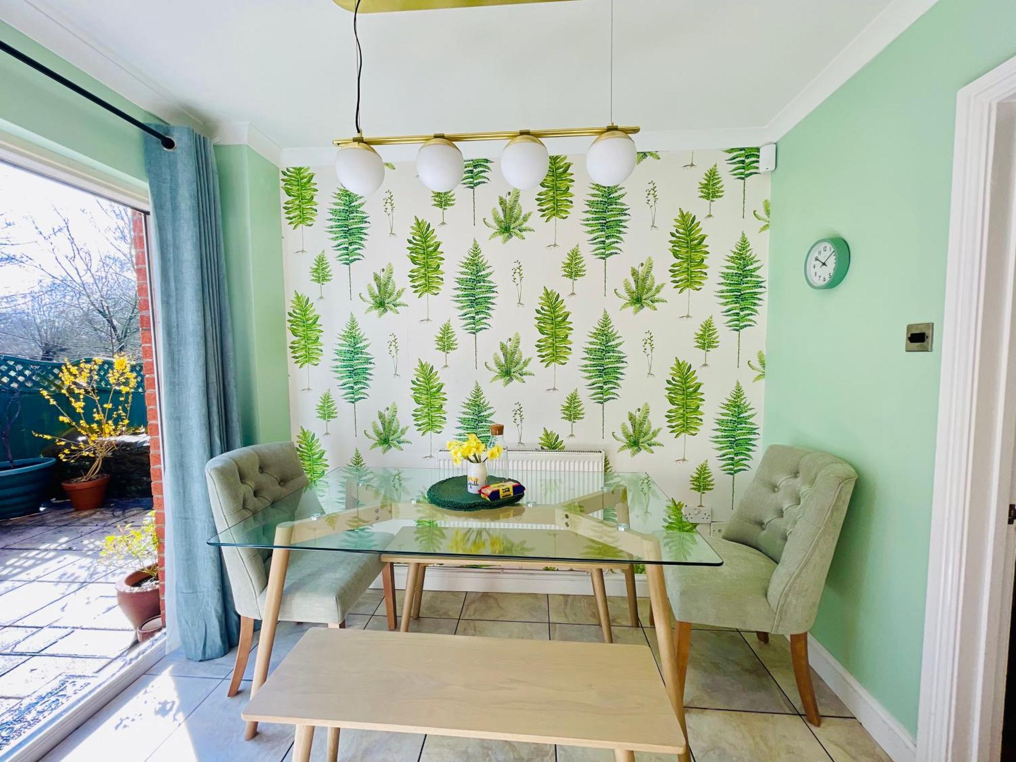 Tanglewood Close, 3 Bedroom House, With Private Parking, Holiday home *