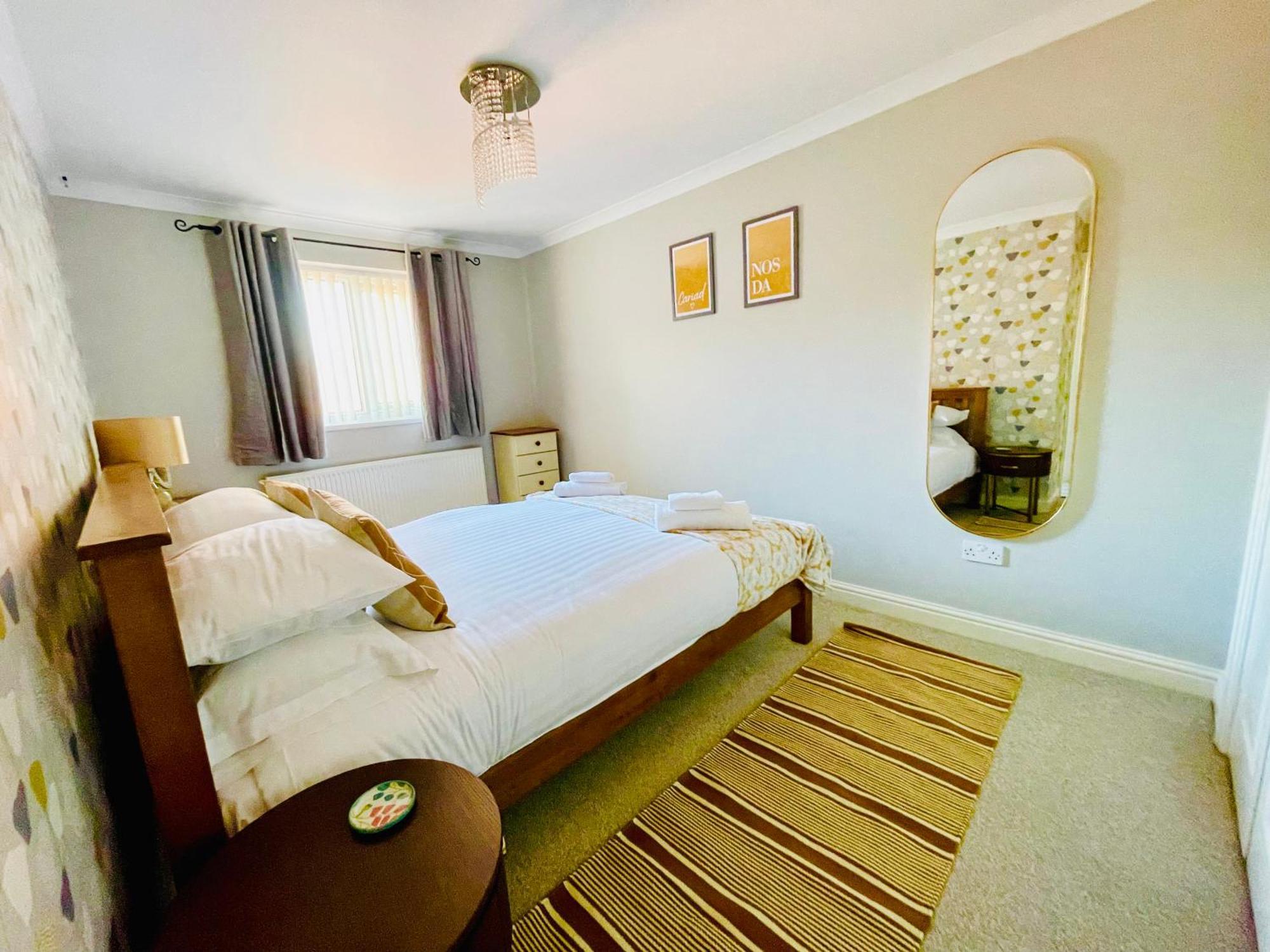 Tanglewood Close, 3 Bedroom House, With Private Parking, Holiday home
