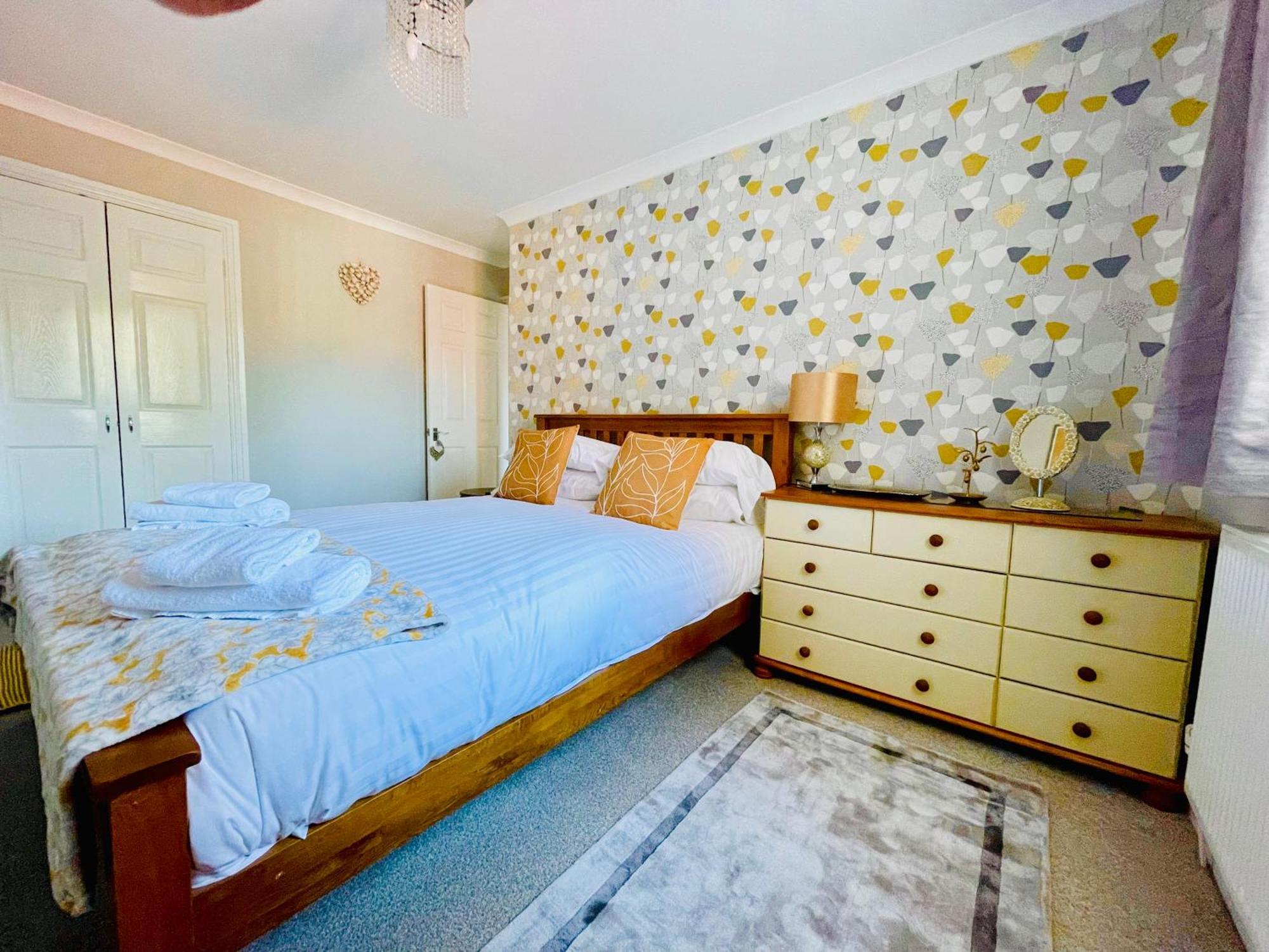 Tanglewood Close, 3 Bedroom House, With Private Parking, Ferienhaus