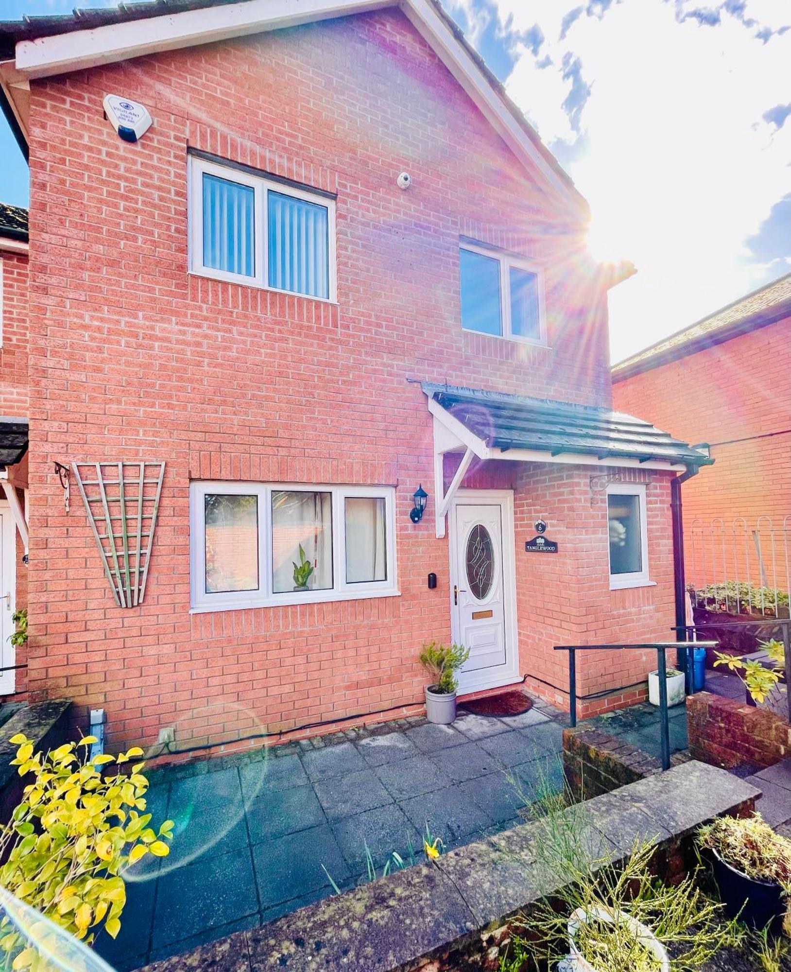 Tanglewood Close, 3 Bedroom House, With Private Parking, * Abergavenny